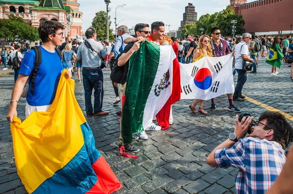 Moskova, Rusya - 29 Haziran 2018: 2018 Dünya Kupası. Kore, Kolombiya ve Meksika hayranları ile kırmızı kare üzerinde fotoğrafı bayrakları