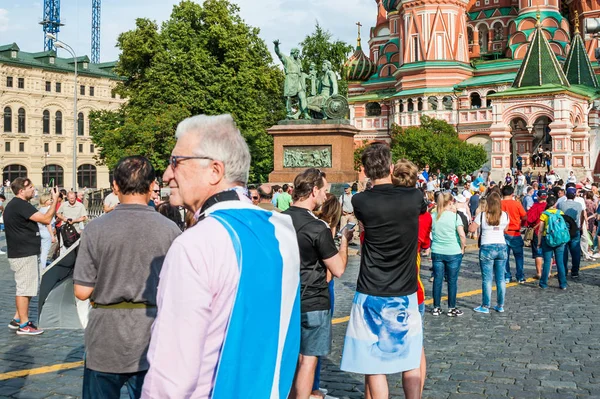 Moskova, Rusya - 29 Haziran 2018: 2018 Dünya Kupası. Kalabalık futbol taraftarları ve Kızıl Meydan turistlere