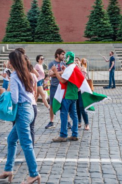 Moskova, Rusya - 29 Haziran 2018: 2018 Dünya Kupası. Meksika tribünleri dolduran bir panço bayrağının renkleri ve maske üzerinde kırmızı kare fotoğrafı