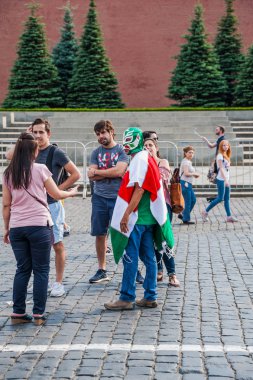 Moskova, Rusya - 29 Haziran 2018: 2018 Dünya Kupası. Meksika tribünleri dolduran bir panço bayrağının renkleri ve maske üzerinde kırmızı kare fotoğrafı