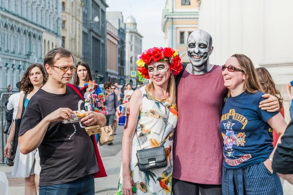 MOSCOW, RUSSIA - June 29, 2018: The 2018 FIFA World Cup. A National Mexican Celebration of the Day of the Dead. Bald man disguised as a skeleton and a girl dressed as the goddess of death — Stock Image Moscow Russia June 2018 2018 Fifa World Cup National Mexican Stock Photo