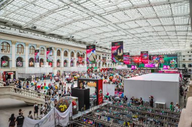 Moskova, Rusya - 29 Haziran 2018: 2018 Dünya Kupası. Mexican fanlar Gostiny Dvor için ulusal bir ev. Ölülerin günü kutlaması. Büyük futbol topu tarzı farklı ülkelerin