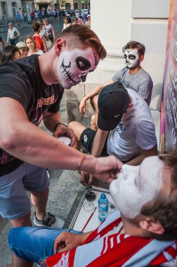 Moskova, Rusya - 29 Haziran 2018: 2018 Dünya Kupası. Mexican fanlar Gostiny Dvor için ulusal bir ev. Ölülerin günü kutlaması. Çocuk için başka bir çocuk yüz boyama yaparken makyaj ile