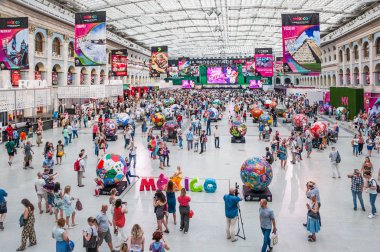 Moskova, Rusya - 29 Haziran 2018: 2018 Dünya Kupası. Mexican fanlar Gostiny Dvor için ulusal bir ev. Ölülerin günü kutlaması. Büyük futbol topu tarzı farklı ülkelerin