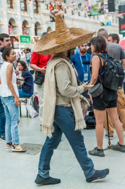 Moskova, Rusya - 29 Haziran 2018: 2018 Dünya Kupası. Mexican fanlar Gostiny Dvor için ulusal bir ev. Ölülerin günü kutlaması. Karnaval katılan sombrero 