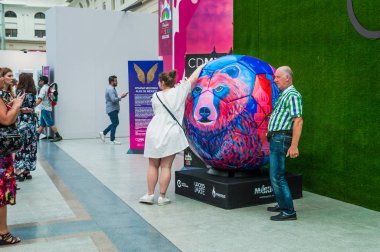Moskova, Rusya - 29 Haziran 2018: 2018 Dünya Kupası. Mexican fanlar Gostiny Dvor için ulusal bir ev. İnsanlar bir ayı stilize futbol topuyla çevresinde fotoğraflandı