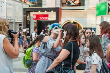 Moskova, Rusya - 29 Haziran 2018: 2018 Dünya Kupası. Mexican fanlar Gostiny Dvor için ulusal bir ev. Ölülerin günü kutlaması. Kız makyaj için başka bir kızın yüz boyama işi ile