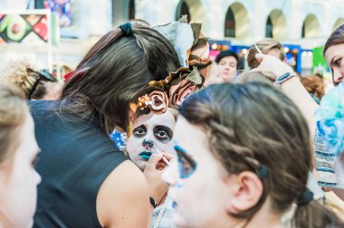 Moskova, Rusya - 29 Haziran 2018: 2018 Dünya Kupası. Mexican fanlar Gostiny Dvor için ulusal bir ev. Ölülerin günü kutlaması. Kız makyaj için başka bir kızın yüz boyama işi ile