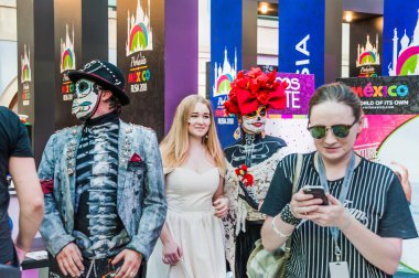 Moskova, Rusya - 29 Haziran 2018: 2018 Dünya Kupası. Mexican fanlar Gostiny Dvor için ulusal bir ev. Ölülerin günü kutlaması. İskelet gizlenmiş gençler