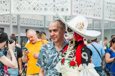 Moskova, Rusya - 29 Haziran 2018: 2018 Dünya Kupası. Mexican fanlar Gostiny Dvor için ulusal bir ev. Ölülerin günü kutlaması. Karnaval katılımcılarıyla fotoğrafı insanlar