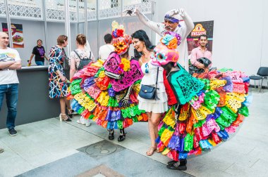 Moskova, Rusya - 29 Haziran 2018: 2018 Dünya Kupası. Mexican fanlar Gostiny Dvor için ulusal bir ev. Ölülerin günü kutlaması. Karnaval katılımcılarıyla fotoğrafı insanlar