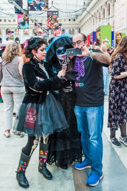 Moskova, Rusya - 29 Haziran 2018: 2018 Dünya Kupası. Mexican fanlar Gostiny Dvor için ulusal bir ev. Ölülerin günü kutlaması. Karnaval katılımcılarıyla fotoğrafı insanlar