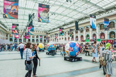 Moskova, Rusya - 29 Haziran 2018: 2018 Dünya Kupası. Mexican fanlar Gostiny Dvor için ulusal bir ev. Ölülerin günü kutlaması. Büyük futbol topu tarzı farklı ülkelerin