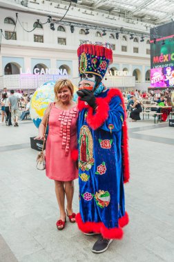 Moskova, Rusya - 29 Haziran 2018: 2018 Dünya Kupası. Mexican fanlar Gostiny Dvor için ulusal bir ev. Ölülerin günü kutlaması. Karnaval katılımcılarıyla fotoğrafı insanlar