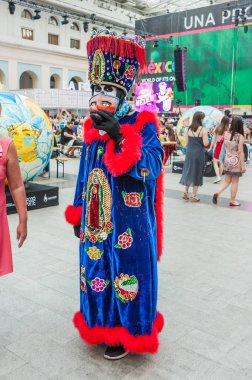 Moskova, Rusya - 29 Haziran 2018: 2018 Dünya Kupası. Mexican fanlar Gostiny Dvor için ulusal bir ev. Ölülerin günü kutlaması. Karnaval katılımcı makyaj ve kostüm