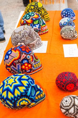 Moskova, Rusya - 29 Haziran 2018: 2018 Dünya Kupası. Mexican fanlar Gostiny Dvor için ulusal bir ev. Ölülerin günü kutlaması. Boncuk Huichol mozaik Ulusal Hatıra Eşyası el sanatları