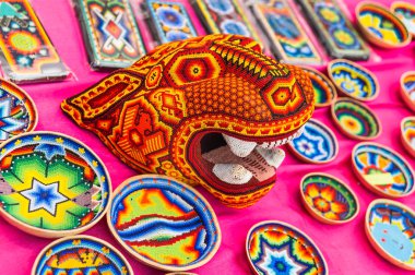 Moskova, Rusya - 29 Haziran 2018: 2018 Dünya Kupası. Mexican fanlar Gostiny Dvor için ulusal bir ev. Boncuk Huichol mozaik Ulusal Hatıra Eşyası el sanatları