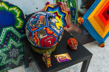 Moskova, Rusya - 29 Haziran 2018: 2018 Dünya Kupası. Mexican fanlar Gostiny Dvor için ulusal bir ev. Boncuk Huichol mozaik el sanatları. Kakma futbol topu futbol oyuncuları portreleri ile