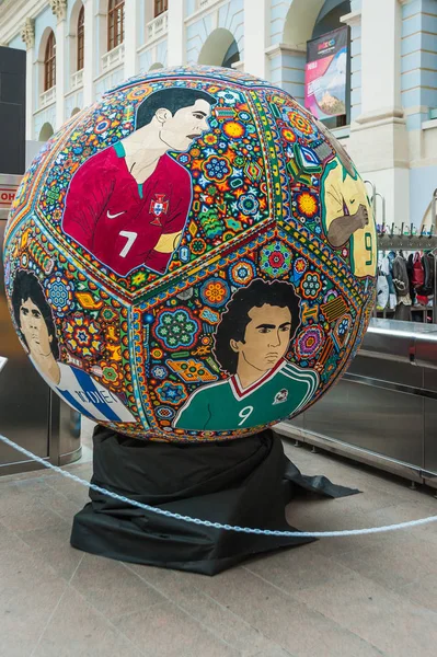 Moskova, Rusya - 29 Haziran 2018: 2018 Dünya Kupası. Mexican fanlar Gostiny Dvor için ulusal bir ev. Boncuk Huichol mozaik el sanatları. Kakma futbol topu futbol oyuncuları portreleri ile