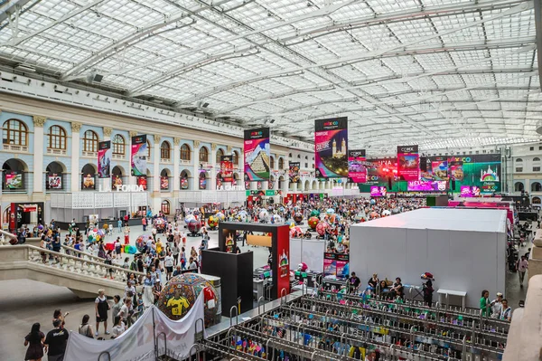 Moskova, Rusya - 29 Haziran 2018: 2018 Dünya Kupası. Mexican fanlar Gostiny Dvor için ulusal bir ev. Ölülerin günü kutlaması. Büyük futbol topu tarzı farklı ülkelerin