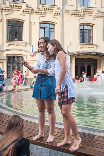 Moskova, Rusya - 29 Haziran 2018: 2018 Dünya Kupası. Ölülerin günü ulusal bir Meksikalı kutlamaları. İki kız ile Çeşme almak selfie batırılmış. Birzhevaya Meydanı