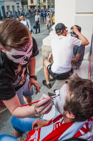Moskova, Rusya - 29 Haziran 2018: 2018 Dünya Kupası. Mexican fanlar Gostiny Dvor için ulusal bir ev. Ölülerin günü kutlaması. Çocuk için başka bir çocuk yüz boyama yaparken makyaj ile