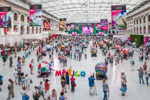 Moskova, Rusya - 29 Haziran 2018: 2018 Dünya Kupası. Mexican fanlar Gostiny Dvor için ulusal bir ev. Ölülerin günü kutlaması. Büyük futbol topu tarzı farklı ülkelerin