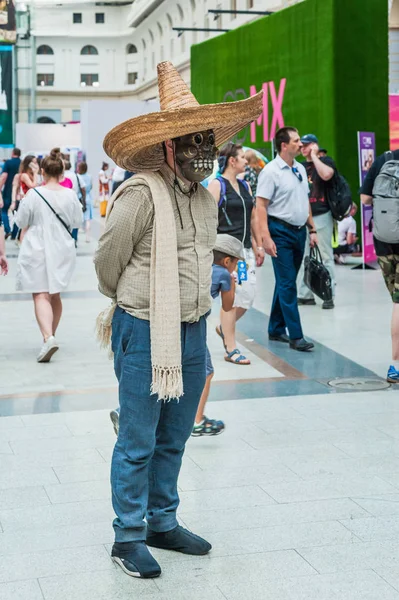 Moskova, Rusya - 29 Haziran 2018: 2018 Dünya Kupası. Mexican fanlar Gostiny Dvor için ulusal bir ev. Ölülerin günü kutlaması. Karnaval katılımcılar fötr şapka ve maske