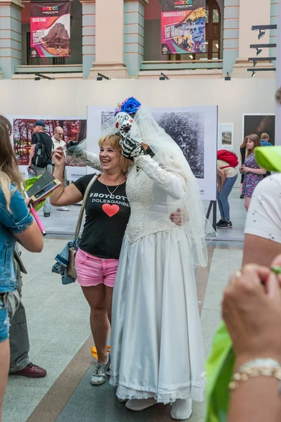 Moskova, Rusya - 29 Haziran 2018: 2018 Dünya Kupası. Mexican fanlar Gostiny Dvor için ulusal bir ev. Ölülerin günü kutlaması. İskelet gizlenmiş gençler