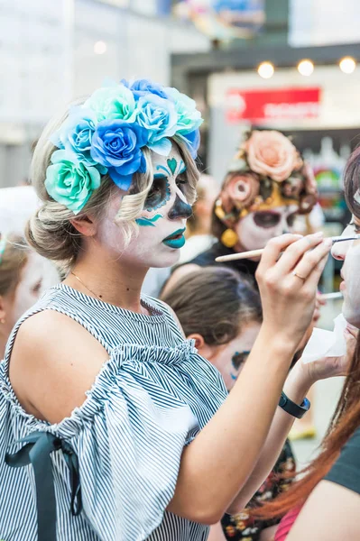 Moskova, Rusya - 29 Haziran 2018: 2018 Dünya Kupası. Mexican fanlar Gostiny Dvor için ulusal bir ev. Ölülerin günü kutlaması. Kız makyaj için başka bir kızın yüz boyama işi ile