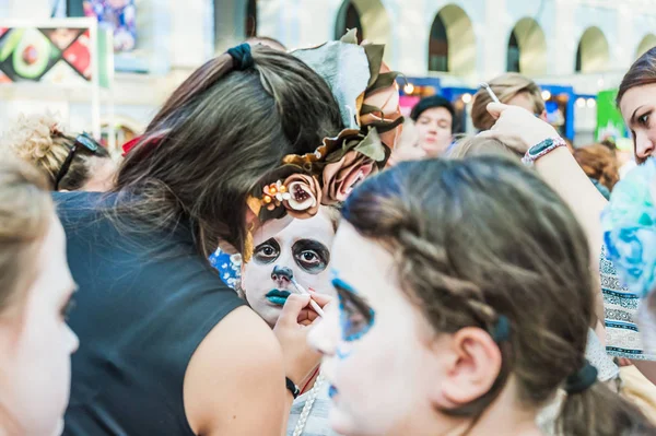 Moskova, Rusya - 29 Haziran 2018: 2018 Dünya Kupası. Mexican fanlar Gostiny Dvor için ulusal bir ev. Ölülerin günü kutlaması. Kız makyaj için başka bir kızın yüz boyama işi ile