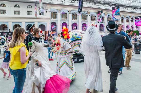 Moskova, Rusya - 29 Haziran 2018: 2018 Dünya Kupası. Mexican fanlar Gostiny Dvor için ulusal bir ev. Ölülerin günü kutlaması. İskelet gizlenmiş gençler