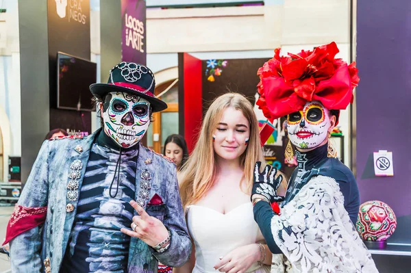 Moskova, Rusya - 29 Haziran 2018: 2018 Dünya Kupası. Mexican fanlar Gostiny Dvor için ulusal bir ev. Ölülerin günü kutlaması. İskelet gizlenmiş gençler