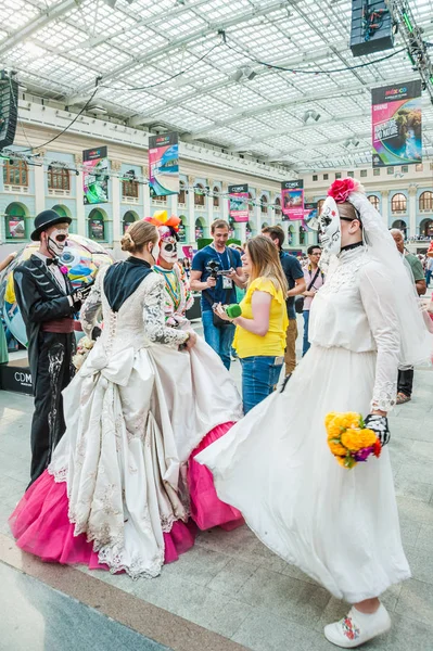 Moskova, Rusya - 29 Haziran 2018: 2018 Dünya Kupası. Mexican fanlar Gostiny Dvor için ulusal bir ev. Ölülerin günü kutlaması. İskelet gizlenmiş gençler