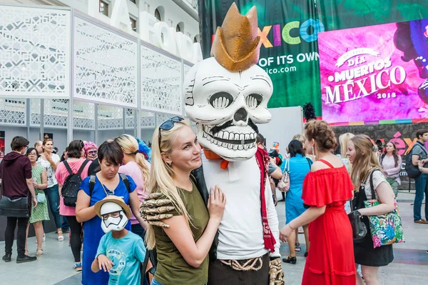 Moskova, Rusya - 29 Haziran 2018: 2018 Dünya Kupası. Mexican fanlar Gostiny Dvor için ulusal bir ev. Ölülerin günü kutlaması. Karnaval katılımcılarıyla fotoğrafı insanlar