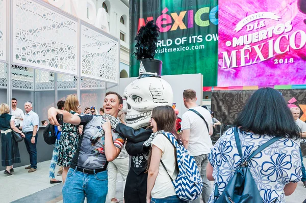 Moskova, Rusya - 29 Haziran 2018: 2018 Dünya Kupası. Mexican fanlar Gostiny Dvor için ulusal bir ev. Ölülerin günü kutlaması. Karnaval katılımcılarıyla fotoğrafı insanlar