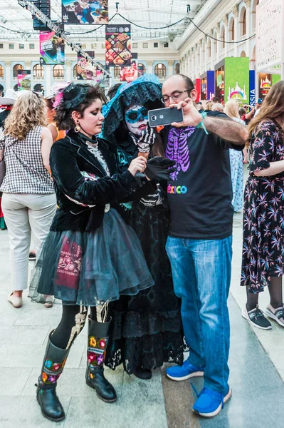 Moskova, Rusya - 29 Haziran 2018: 2018 Dünya Kupası. Mexican fanlar Gostiny Dvor için ulusal bir ev. Ölülerin günü kutlaması. Karnaval katılımcılarıyla fotoğrafı insanlar