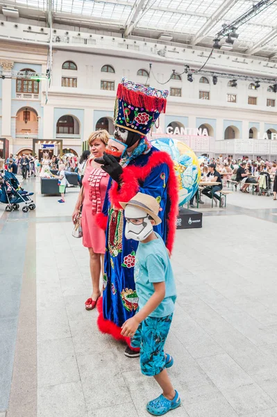 Moskova, Rusya - 29 Haziran 2018: 2018 Dünya Kupası. Mexican fanlar Gostiny Dvor için ulusal bir ev. Ölülerin günü kutlaması. Karnaval katılımcılarıyla fotoğrafı insanlar