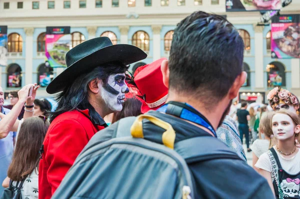 Moskova, Rusya - 29 Haziran 2018: 2018 Dünya Kupası. Mexican fanlar Gostiny Dvor için ulusal bir ev. Ölülerin günü kutlaması. Karnaval katılımcı makyaj ve kostüm