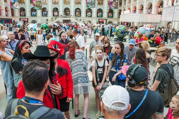 Moskova, Rusya - 29 Haziran 2018: 2018 Dünya Kupası. Mexican fanlar Gostiny Dvor için ulusal bir ev. Ölülerin günü kutlamaları