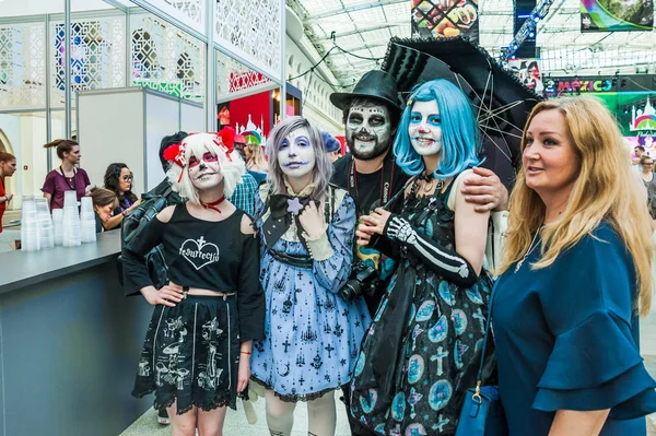 Moskova, Rusya - 29 Haziran 2018: 2018 Dünya Kupası. Mexican fanlar Gostiny Dvor için ulusal bir ev. Ölülerin günü kutlaması. Karnaval katılımcılar makyaj ve kostüm