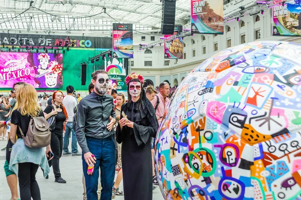 Moskova, Rusya - 29 Haziran 2018: 2018 Dünya Kupası. Mexican fanlar Gostiny Dvor için ulusal bir ev. Ölülerin günü kutlamaları