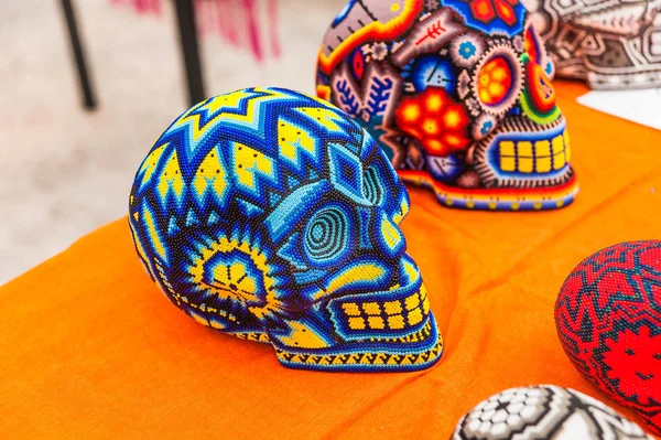 Moskova, Rusya - 29 Haziran 2018: 2018 Dünya Kupası. Mexican fanlar Gostiny Dvor için ulusal bir ev. Ölülerin günü kutlaması. Boncuk Huichol mozaik Ulusal Hatıra Eşyası el sanatları