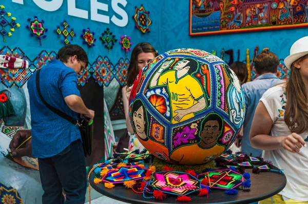 Moskova, Rusya - 29 Haziran 2018: 2018 Dünya Kupası. Mexican fanlar Gostiny Dvor için ulusal bir ev. Boncuk Huichol mozaik el sanatları. Kakma futbol topu futbol oyuncuları portreleri ile