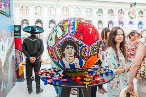 Moskova, Rusya - 29 Haziran 2018: 2018 Dünya Kupası. Mexican fanlar Gostiny Dvor için ulusal bir ev. Boncuk Huichol mozaik el sanatları. Kakma futbol topu futbol oyuncuları portreleri ile