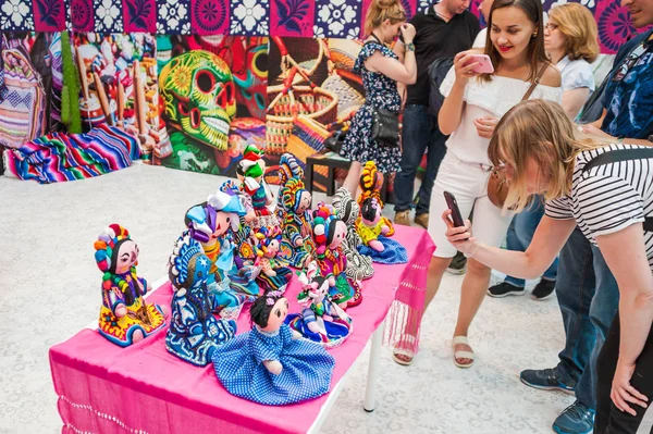 Moskova, Rusya - 29 Haziran 2018: 2018 Dünya Kupası. Mexican fanlar Gostiny Dvor için ulusal bir ev. Boncuk Huichol mozaik Ulusal Hatıra Eşyası el sanatları