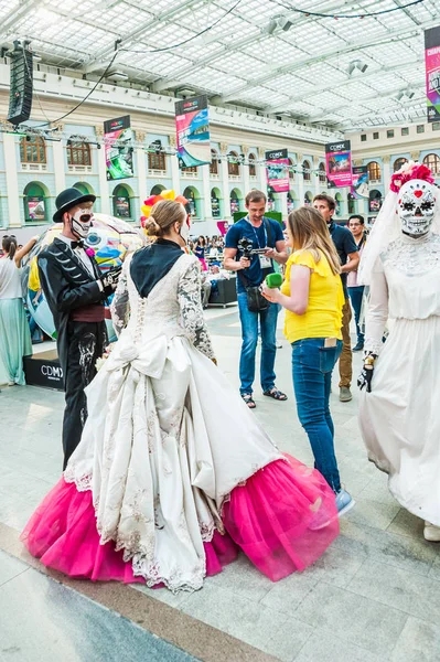 MOSCOW, RUSSIA - June 29, 2018: The 2018 FIFA World Cup. A National house for Mexican fans in Gostiny Dvor. Celebration of the Day of the Dead. Young people disguised as skeletons — Stock Image Moscow Russia June 2018 2018 Fifa World Cup National House Stock Image