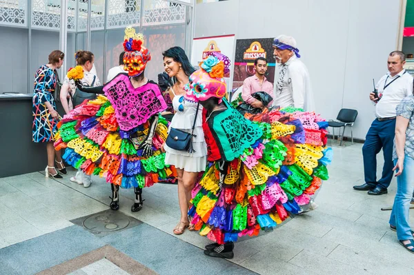 MOSCOW, RUSSIA - June 29, 2018: The 2018 FIFA World Cup. A National house for Mexican fans in Gostiny Dvor. Celebration of the Day of the Dead. People photographed with participants of the carnival — Stock Image Moscow Russia June 2018 2018 Fifa World Cup National House Royalty Free Stock Photos