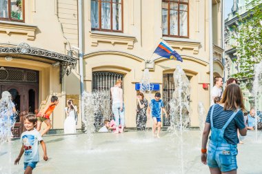 Moskova, Rusya - 29 Haziran 2018: Birzhevaya Meydanı. İnsanlar sıçrama sıcak havalarda Çeşme