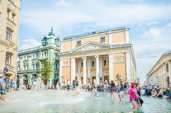 Moskova, Rusya - 29 Haziran 2018: Birzhevaya Meydanı. Ticaret odası ve sanayi, Rusya Federasyonu. İnsanlar sıçrama sıcak havalarda Çeşme